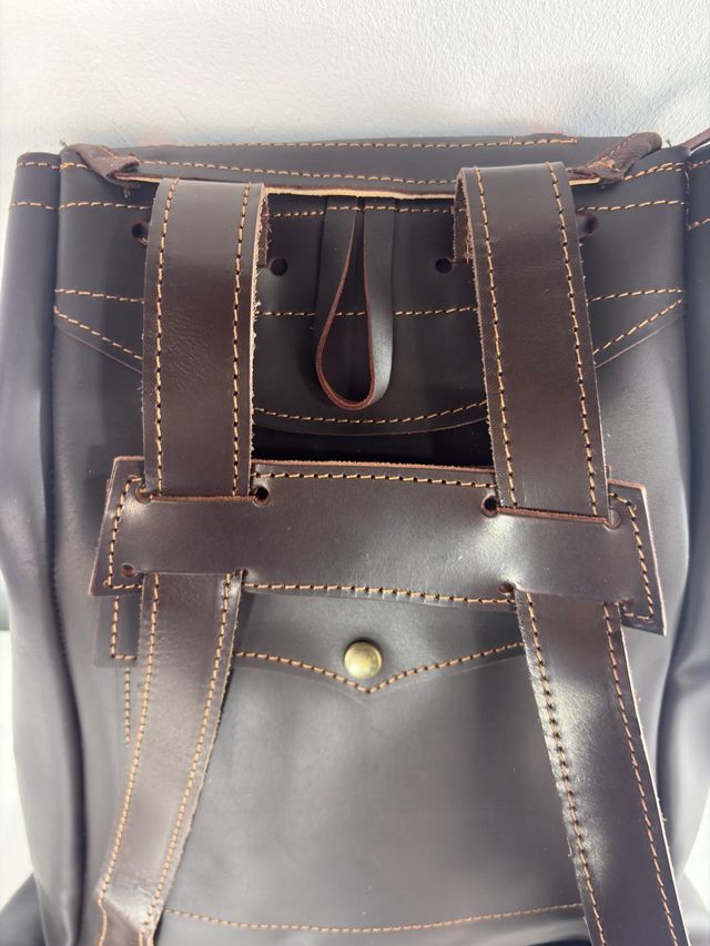 Mochila cuero zurrón bordado conejo