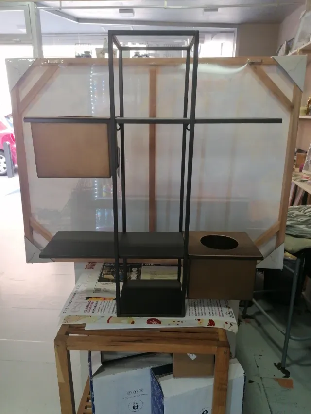 Estantería metálica negra y dorada