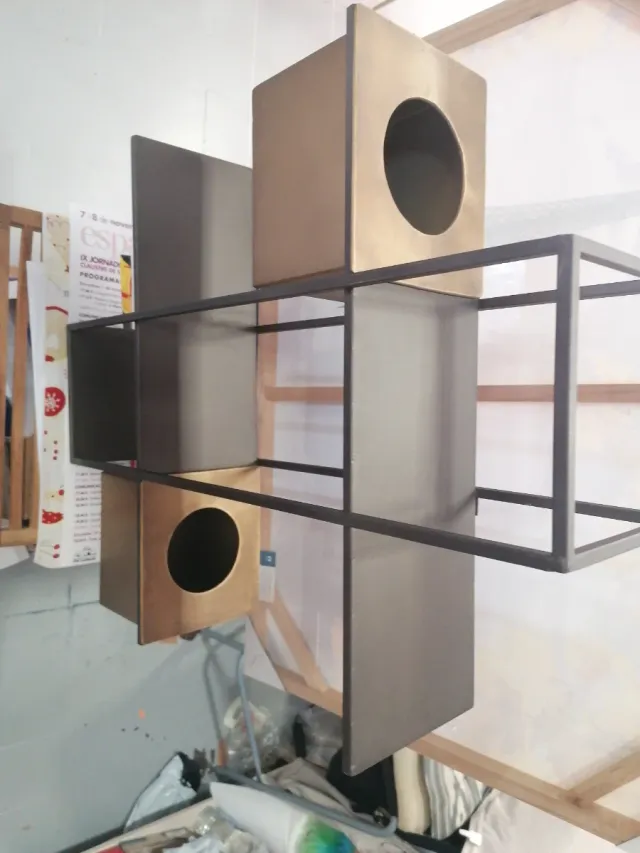 Estantería metálica negra y dorada