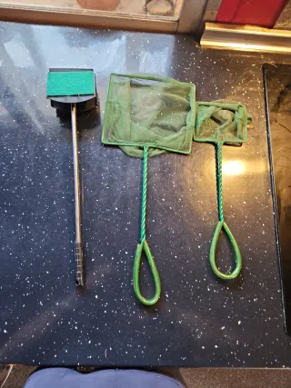 Reti e detergenti per acquari