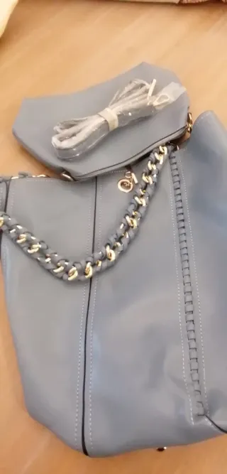 Bolso gris con cadena dorada