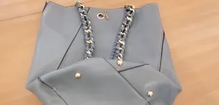Bolso gris con cadena dorada