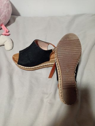 Sandalias cuña negras y marrones
