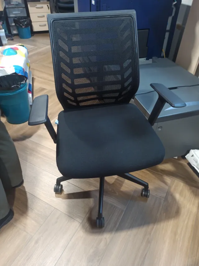 Silla de oficina ergonómica negra