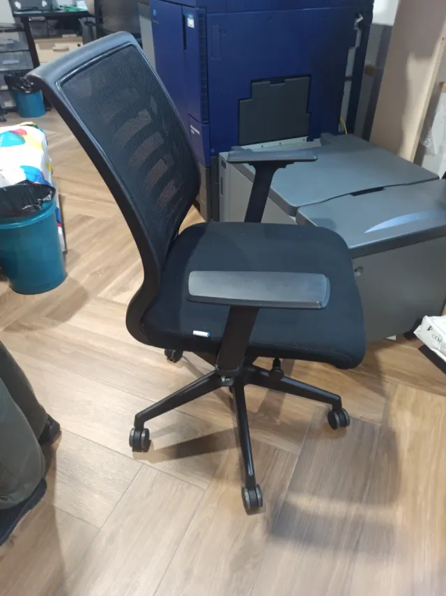 Silla de oficina ergonómica negra