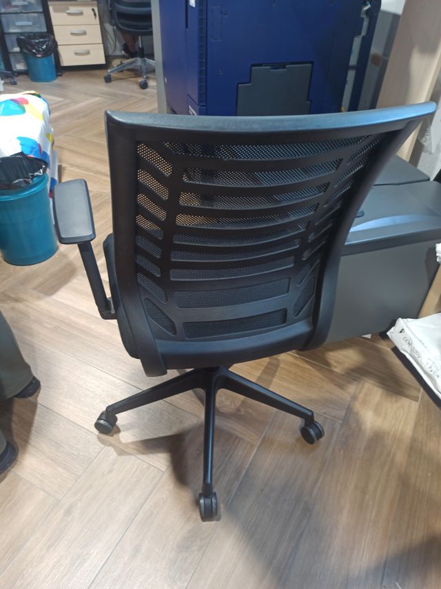 Silla de oficina ergonómica negra