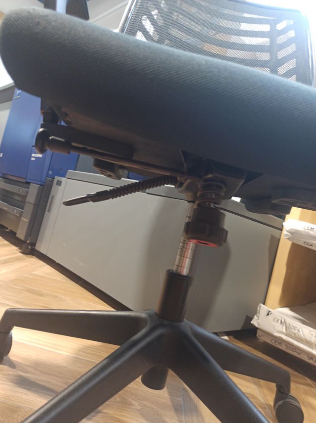 Silla de oficina ergonómica negra