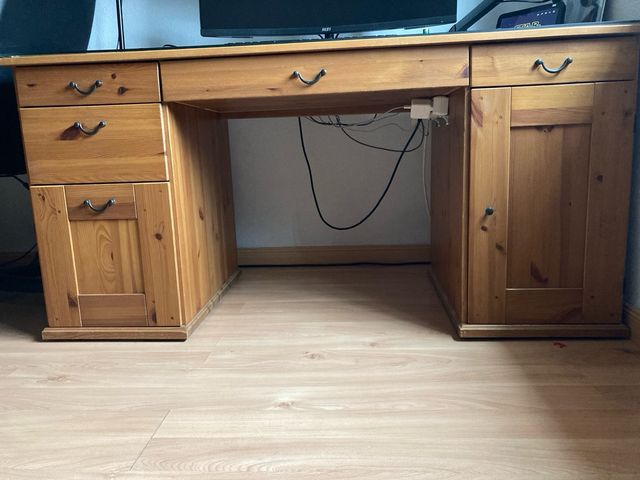 Escritorio de madera con cajones y puerta