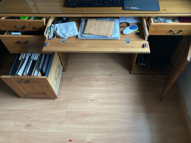 Escritorio de madera con cajones y puerta