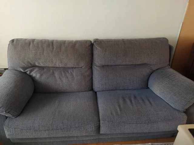 Sofás gris y mesa de centro