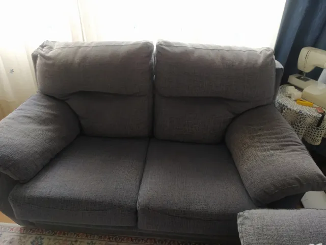 Sofás gris y mesa de centro