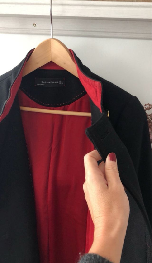 Abrigo Zara negro botones dorados