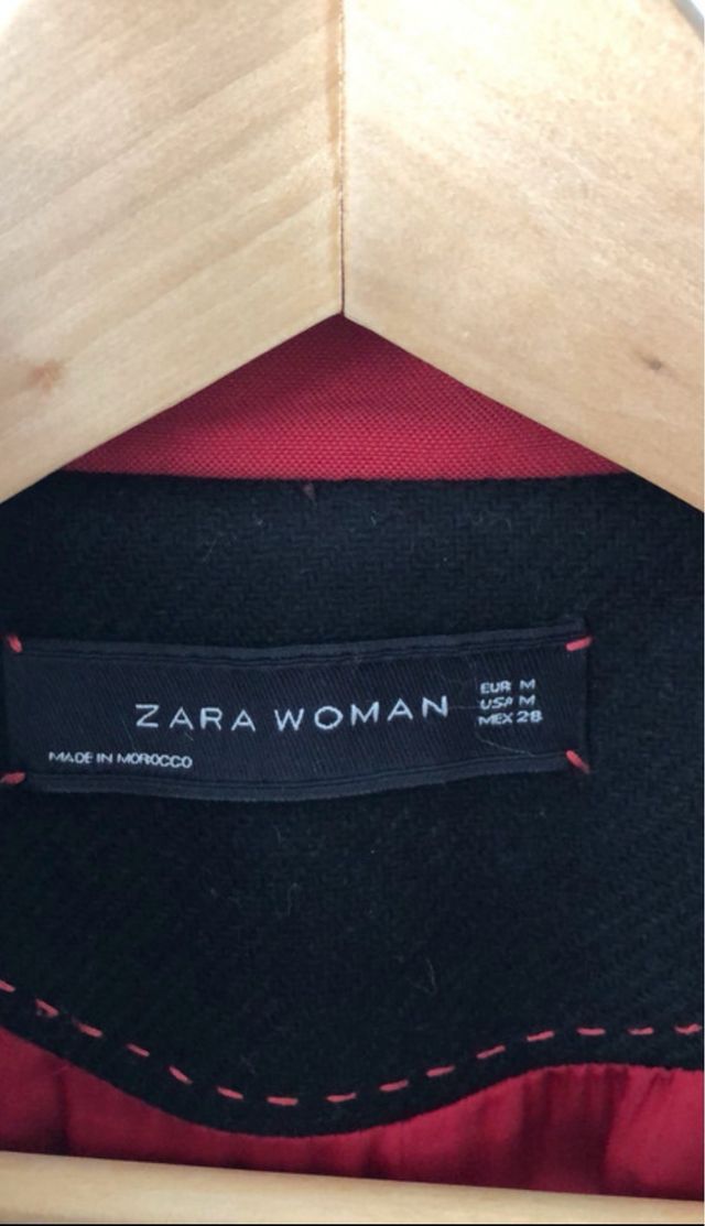 Abrigo Zara negro botones dorados