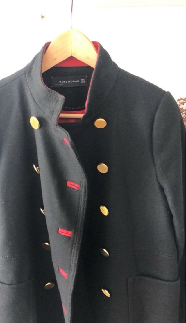 Abrigo Zara negro botones dorados