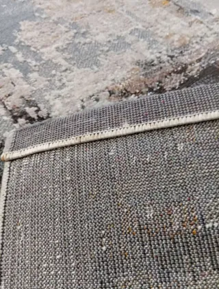 Alfombra abstracta gris y multicolor