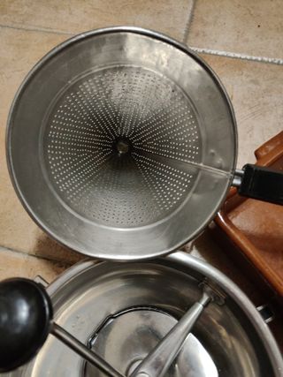 Set di utensili da cucina: grattugia, frusta, pasapu