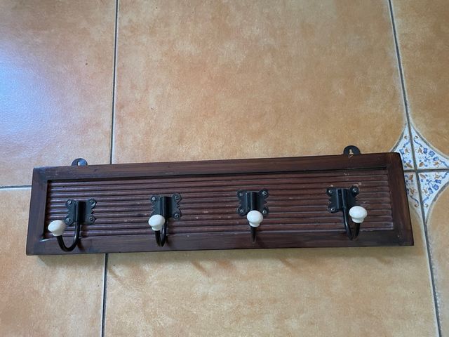 Perchero madera teca con 4 ganchos