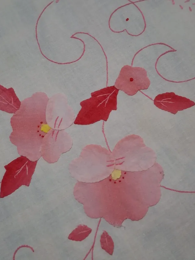 Mantel bordado a mano para 12 personas