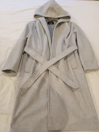 Gabardina gris con capucha