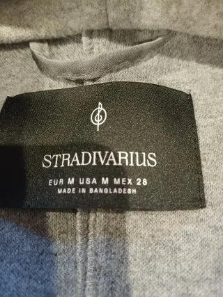 Gabardina gris con capucha