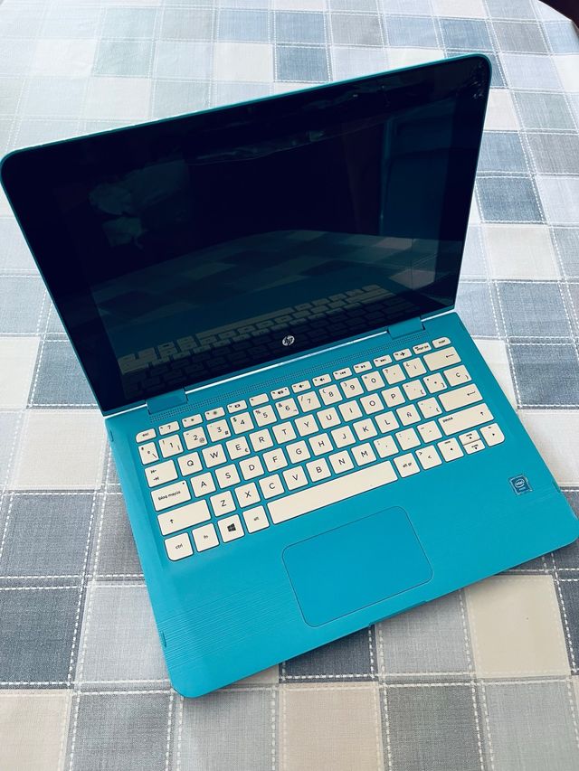 Ordenador portátil HP azul y blanco