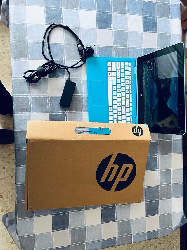 Ordenador portátil HP azul y blanco