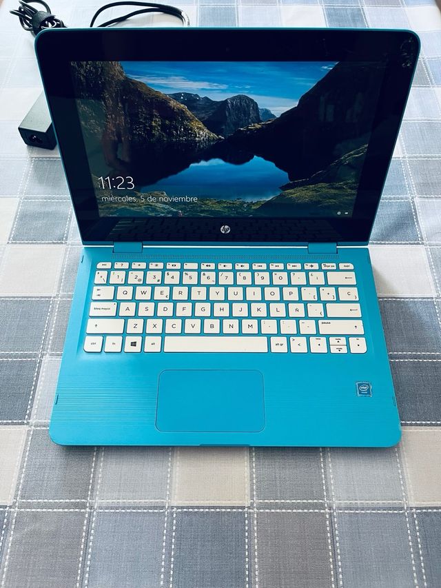 Ordenador portátil HP azul y blanco