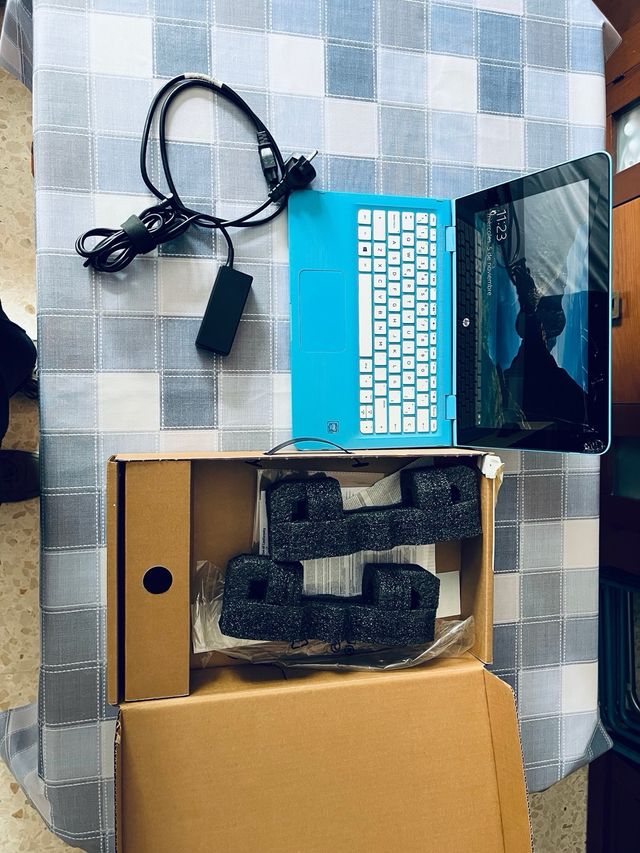 Ordenador portátil HP azul y blanco