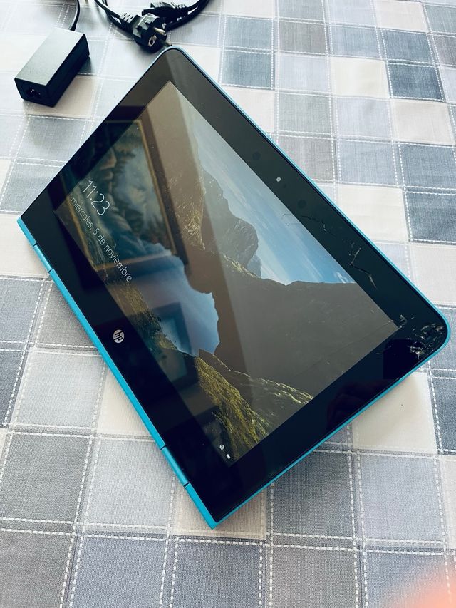 Ordenador portátil HP azul y blanco