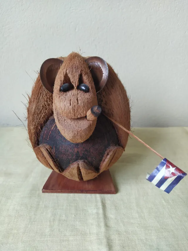 Figura de Coco con Bandera Cubana