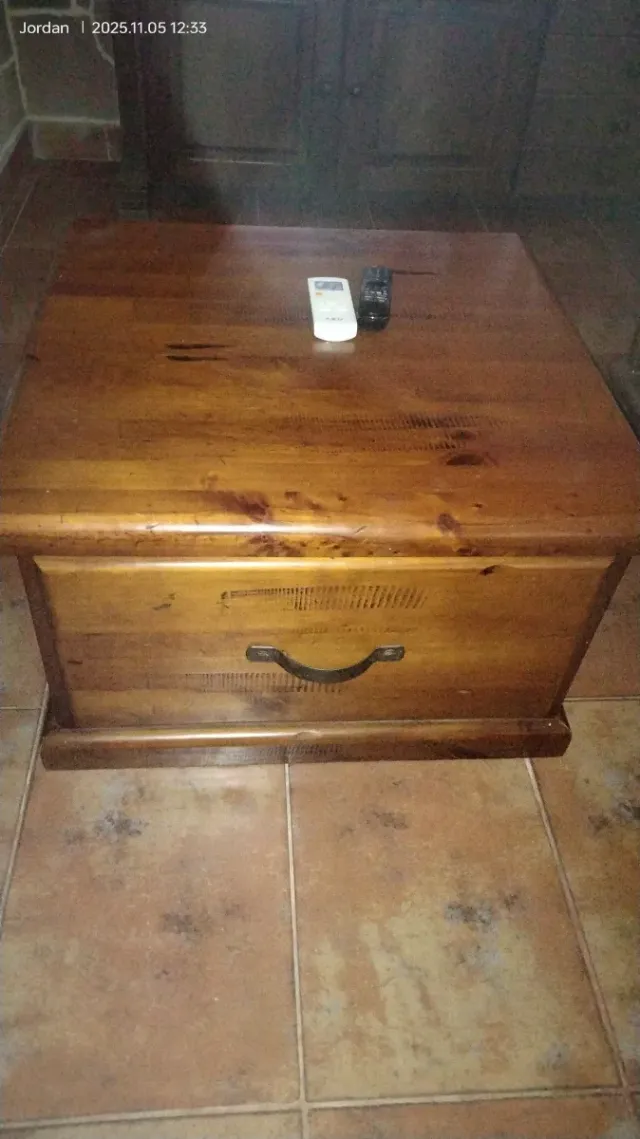 Mesa de madera con cajón