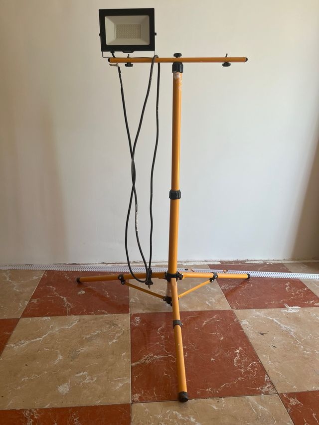 Foco LED 50W 6000K con Trípode