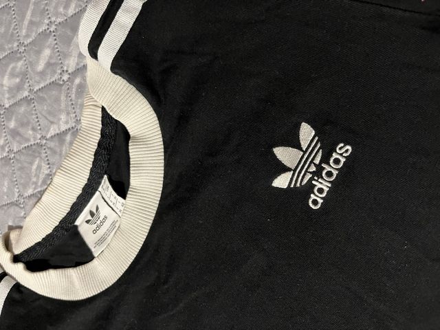 Maglietta Adidas nera con strisce bianche