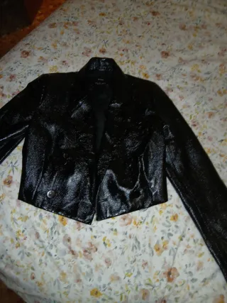 Torera negra brillante