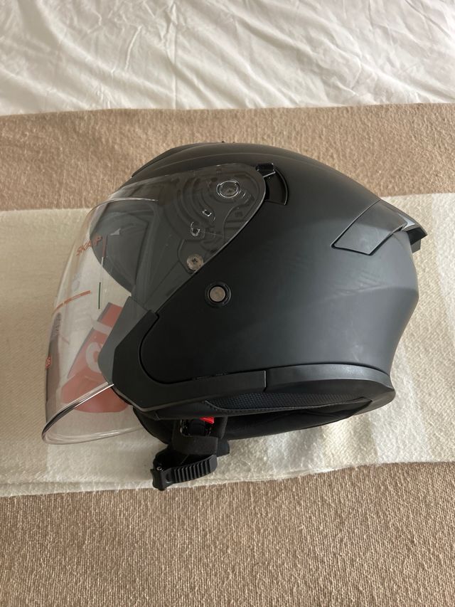Casco de moto negro