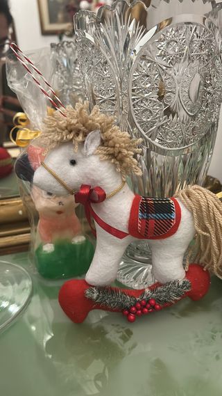 Cavallino a dondolo bianco con decorazioni nataliz