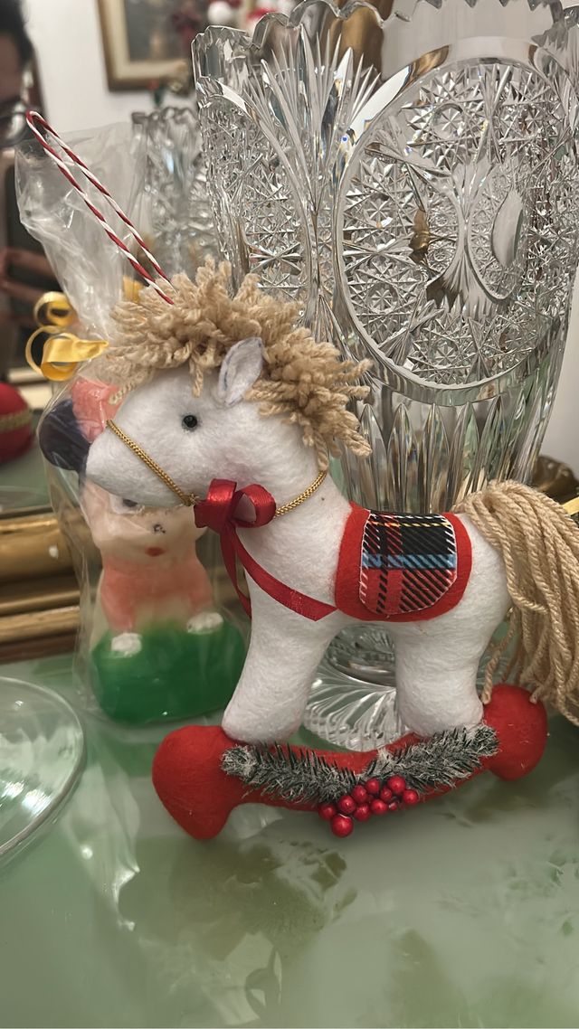 Cavallino a dondolo bianco con decorazioni nataliz