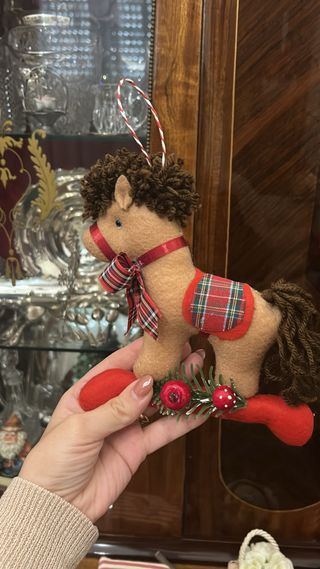 Cavallino a dondolo bianco con decorazioni nataliz