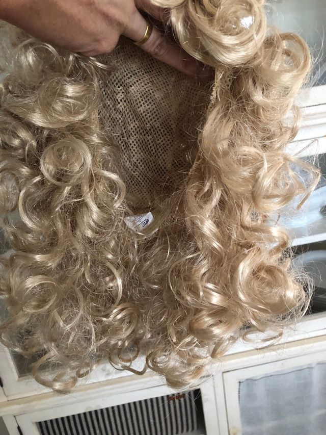 Peluca rubia rizada estilo Sandy Grease