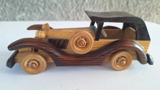 Coche Clásico de Madera