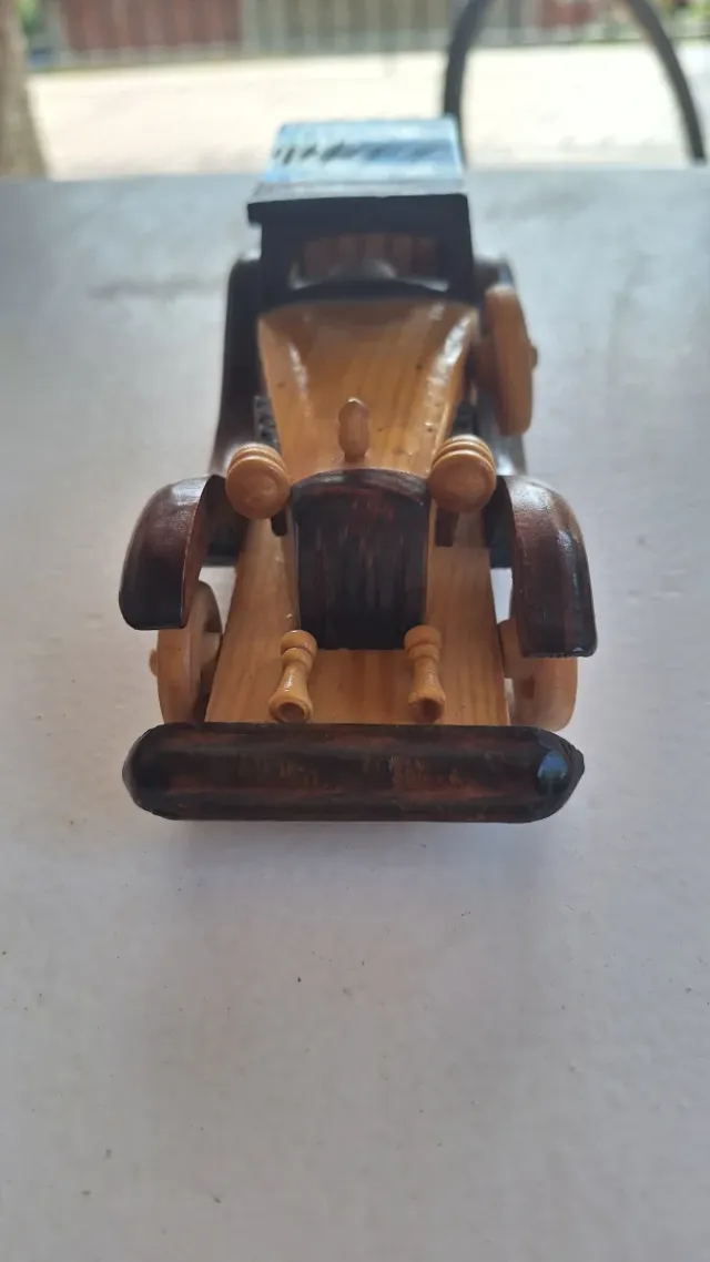Coche Clásico de Madera