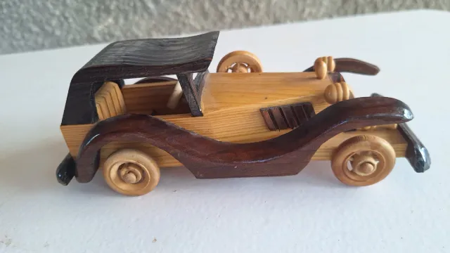 Coche Clásico de Madera