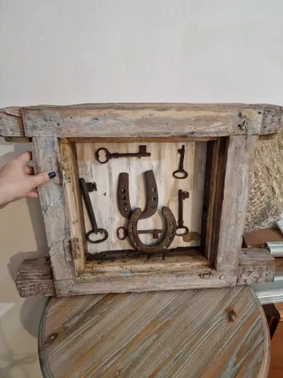 Ventana Vintage con Llaves Antiguas