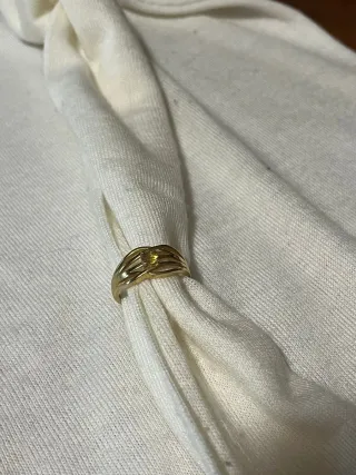 Anello in acciaio dorato con pietra gialla