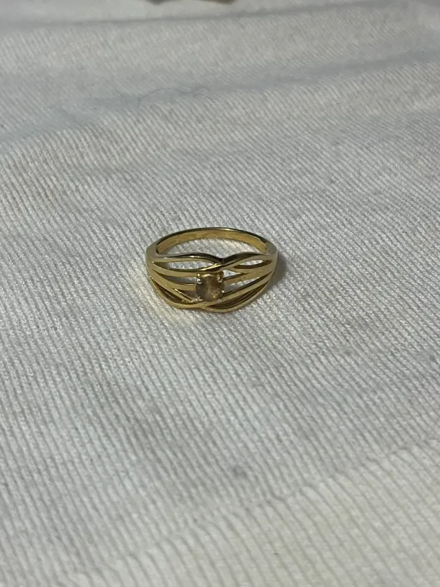 Anello in acciaio dorato con pietra gialla