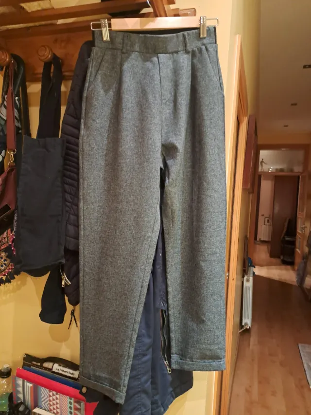 Pantalón vestir gris con goma trasera