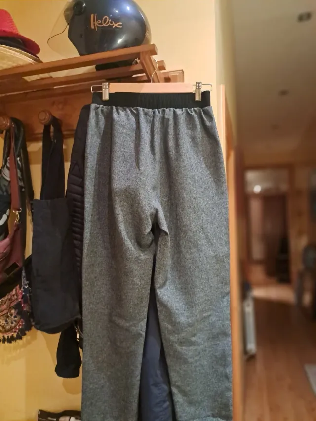 Pantalón vestir gris con goma trasera