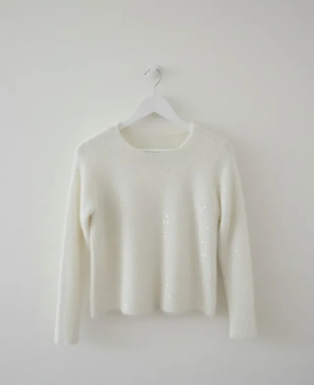 Jersey blanco con detalles brillantes