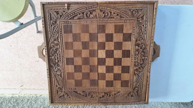 Maleta de ajedrez de madera tallada