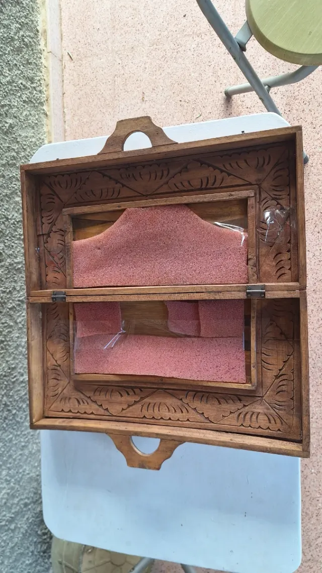 Maleta de ajedrez de madera tallada